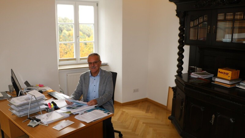 Heinrich Stenzel in seinem Büro in der Burg Mitterfels. Bereits kurz nach Amtsantritt machte er sich für den Erwerb der Burg durch die Gemeinde stark.