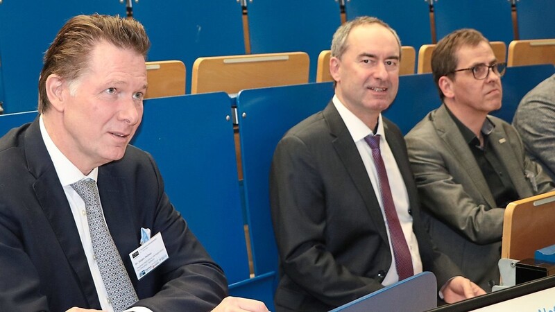 Bayerns Wirtschaftsminister Hubert Aiwanger (l.) und der Präsident der OTH, Professor Ralph Schneider, eröffneten den sechsten Regensburger Energiekongress.