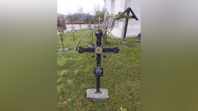 Das Eisenkreuz zum Gedenken an die unbekannten KZ Opfer steht auf der Südseite der Pauliberg Kirche.
