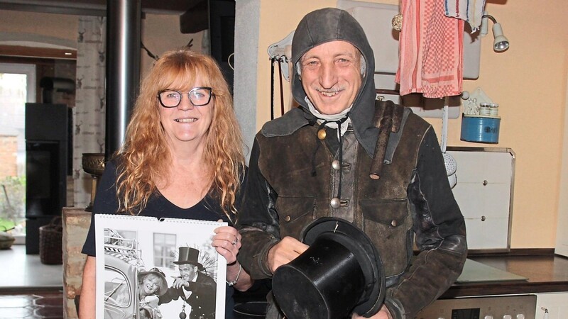Martin Plötz ist das "November-Gesicht". Und auch seine Frau Annemarie hat's in den Kalender geschafft: zusammen mit Michael Eiber (auf dem Kalenderfoto).