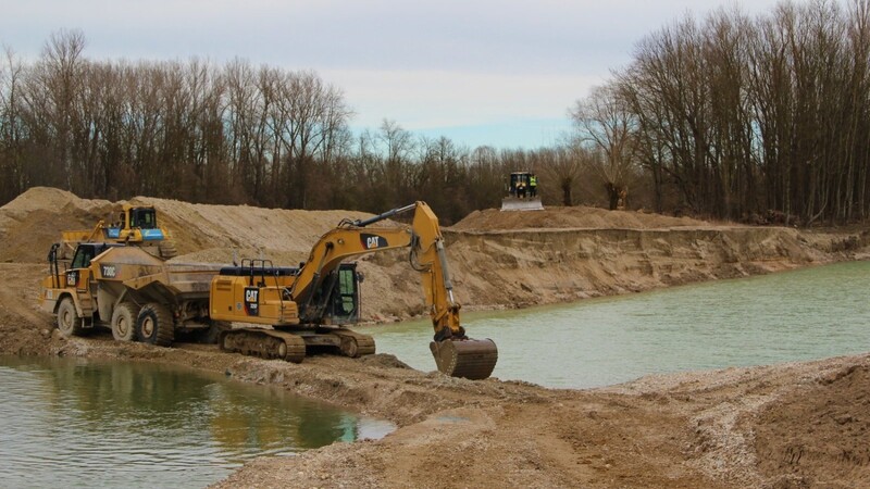 Gestern ist der neue Seitenarm der Isar angeschlossen worden. Mit schwerem Gerät wurde der Damm abgetragen.