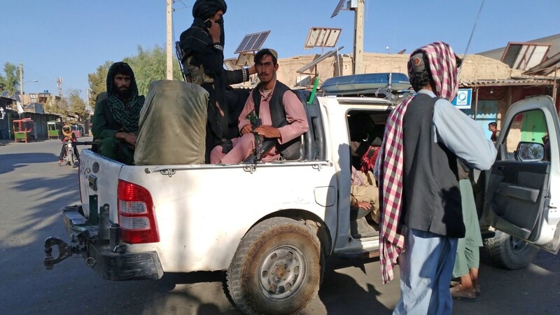Die militant-islamistischen Taliban weiten ihren schnellen Vormarsch aus und kommen Kabul gefährlich nahe.