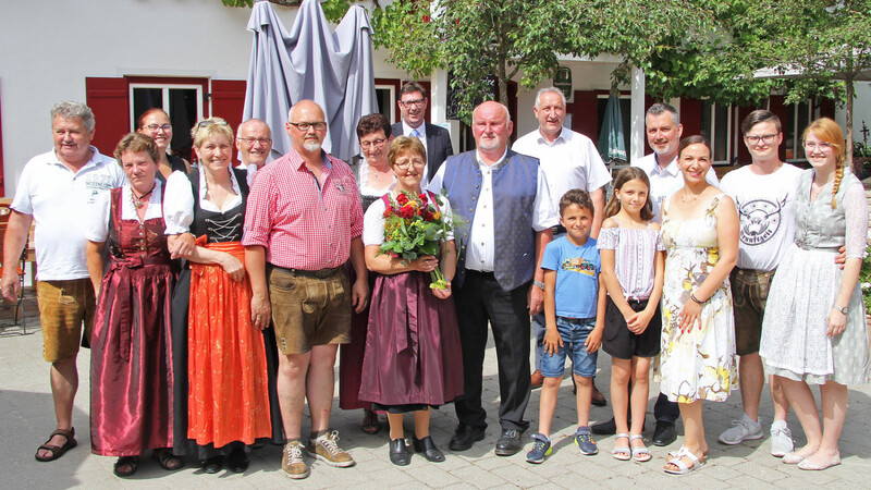 Familie Eberl aus Hinterbaumberg feierte am Samstag Goldene Hochzeit, Landrat Martin Bayerstorfer und Bürgermeister Hans Wiesmier (hinten, mit Abstand) gratulierten.