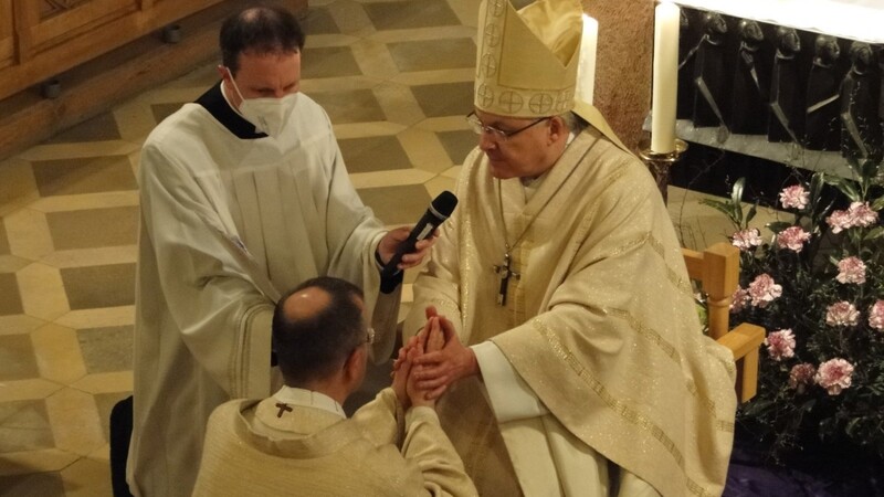 Bischof Rudolf Voderholzer nimmt Pater Michael Schreyer als Diözesaneremiten auf.