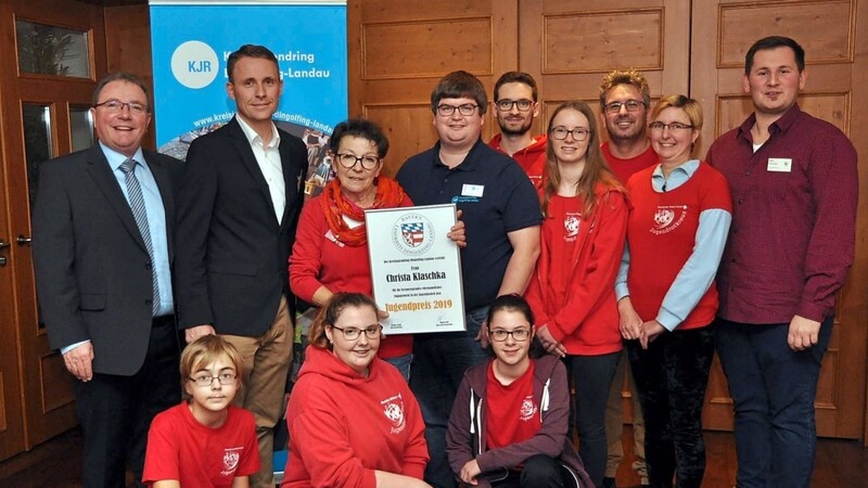 Bürgermeister Josef Koch, Michael Trapp und Markus Wolf sowie Mitglieder der Jugendrotkreuzgruppe Mengkofen gratulierten Christa Klaschka zum Jugendpreises 2019 des Kreisjugendrings.