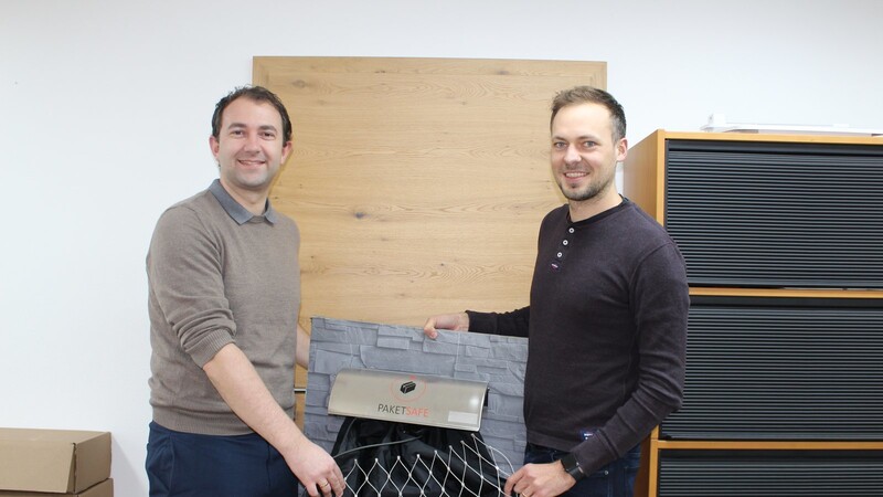 Josef und Thomas Singer (von links) haben den Paketsafe erfunden, mit dessen Hilfe eine kontaktlose Paketübergabe möglich ist. Die beiden möchten nun mit ihrem Erlös helfen.