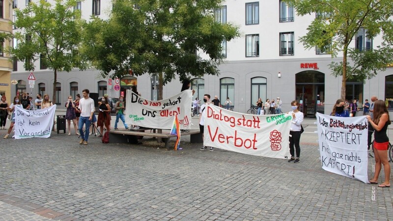 "Die Stadt gehört uns allen": Noch kurz vor der Sitzung des Ferienausschusses demonstrieren die Regensburger Jugendverbände gegen das Betretungsverbot ab 23 Uhr.