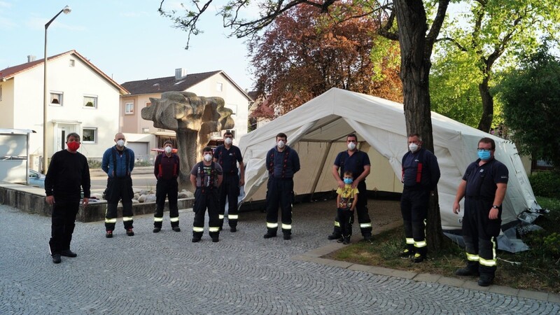 Am Montag hat die Freiwillige Feuerwehr Leiblfing das Zelt vor dem Landratsamt aufgestellt.