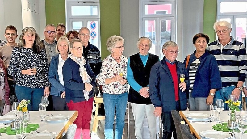 Die Gewinner des Essens im Zuge der Dachschindelaktion-Verlosung zusammen mit den Pfarrverantwortlichen im Saal des Josefshauses.