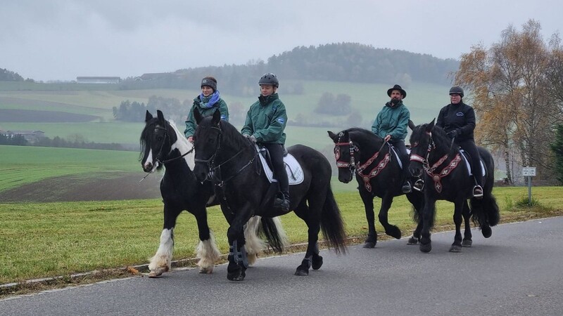 Warzenrieder Reiter machten sich am Wochenende privat mit ihren Pferden auf den Weg.