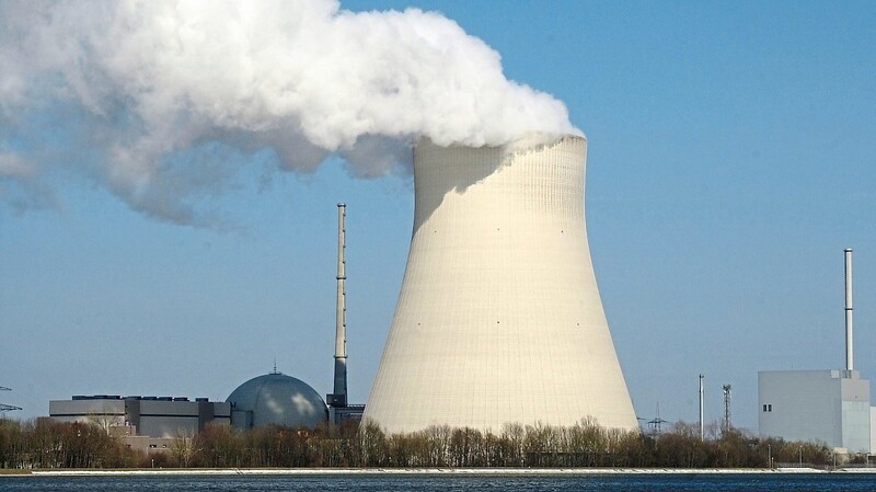 Die drei verbleibenden Atomkraftwerke, hier Isar II, sollen länger am Netz bleiben, fordert die Union - Teile der FDP sehen das auch so.