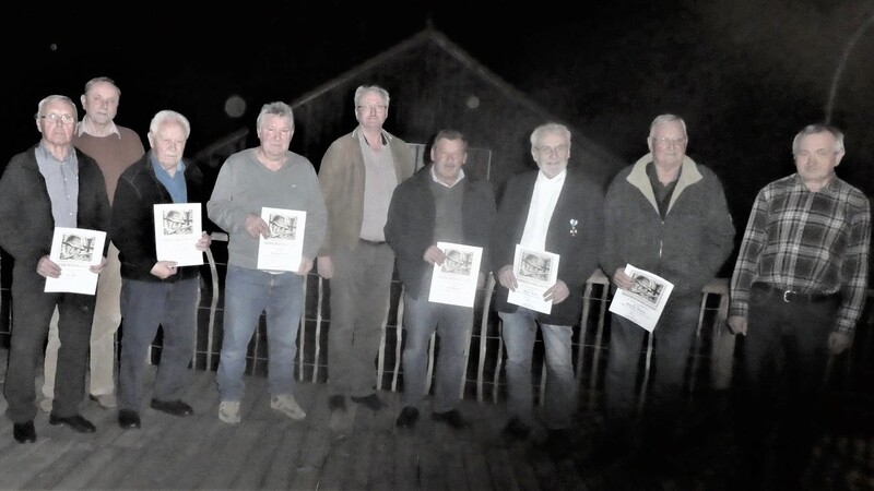 Die acht anwesenden geehrten Mitglieder mit Bürgermeister Helmut Haimerl (links) und Vorsitzenden Sebastian Dietl (rechts).