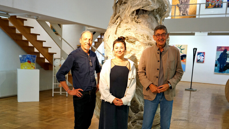 3. Vorsitzender Tony Kobler mit Johanna Kaljanac, Preisträgerin des interessantesten Kunstwerks eines Künstlers/einer Künstlerin unter 40 Jahren sowie 1. Vorsitzender Georg Haber (re.).