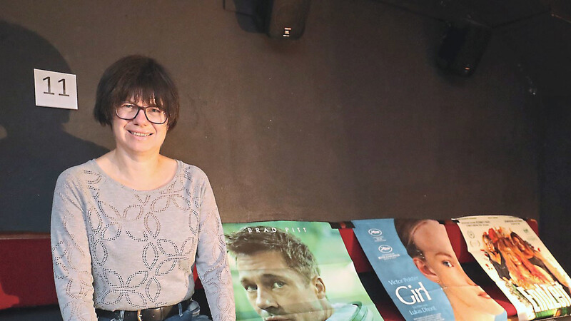 Christiane Vogel vom Kinoptikum hat ihren Kinosaal mit Filmplakaten präpariert: Um den Abstand zu wahren, dürfen die Plätze, die mit Plakaten versperrt sind, nicht besetzt werden.