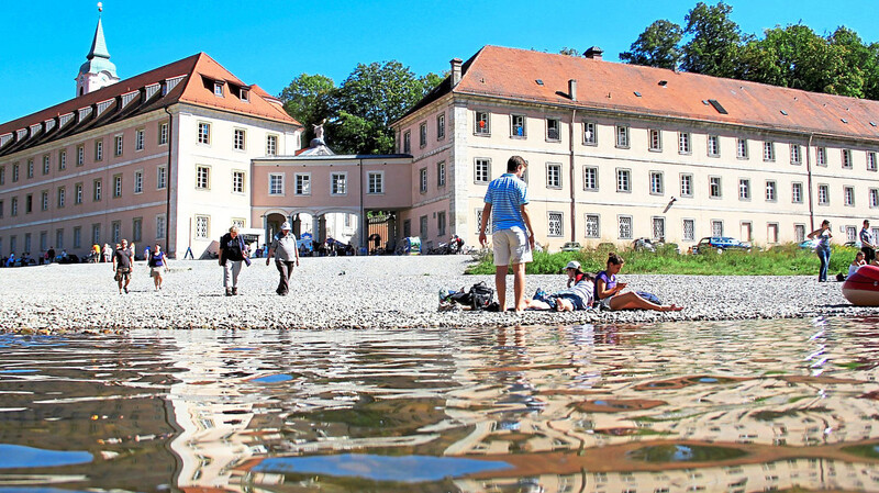 Unbeschwertes Urlaubsvergnügen am Ufer des Donaudurchbruchs vor den Toren von Kloster Weltenburg. Warum nicht auch in Zeiten von Corona?