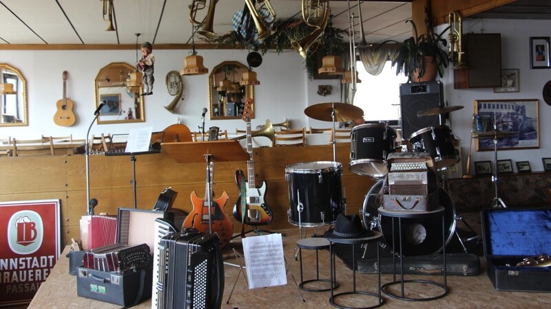 Die Instrumente in der Wirtsstube zeugen von der Geschichte der Musikantentreffen.