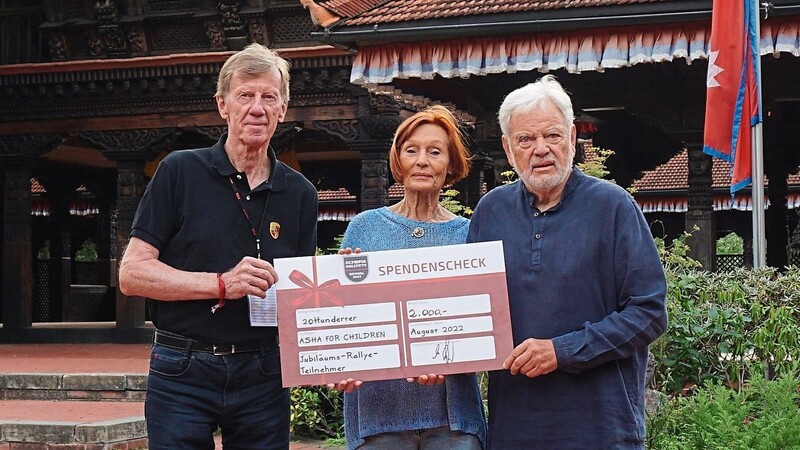 Walter Röhrl (links) übergab an Margit und Heribert Wirth einen Scheck für die Schule in Nepal.