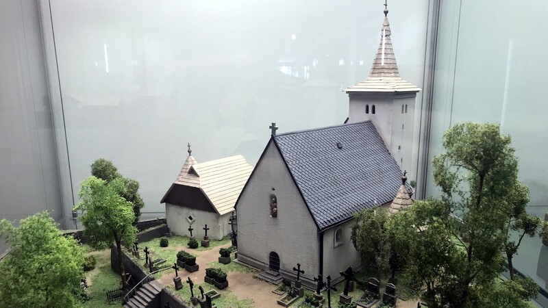 Das Kirchlein Sankt Maurenzen, das oberhalb der Ortschaften Rajsko und Annín auf einem von der Otava umflossenen Bergvorsprung liegt, en miniature.