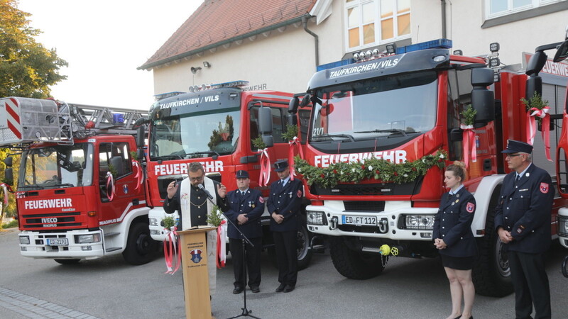 Pater Paul segnete das neue Löschfahrzeug TLF 3000 der Taufkirchener Freiwilligen Feuerwehr.