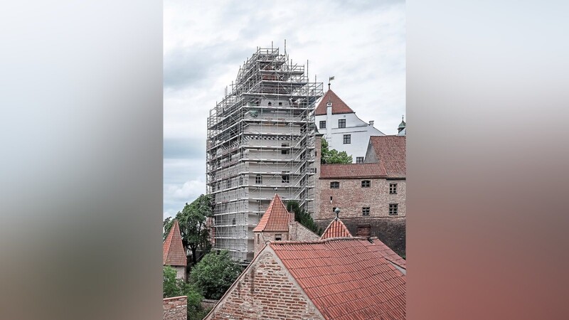 Noch ist der Turm von einem Gerüst umgeben. Die Sanierung des ältesten Teils der Burg soll bis Ende des Jahres abgeschlossen sein.