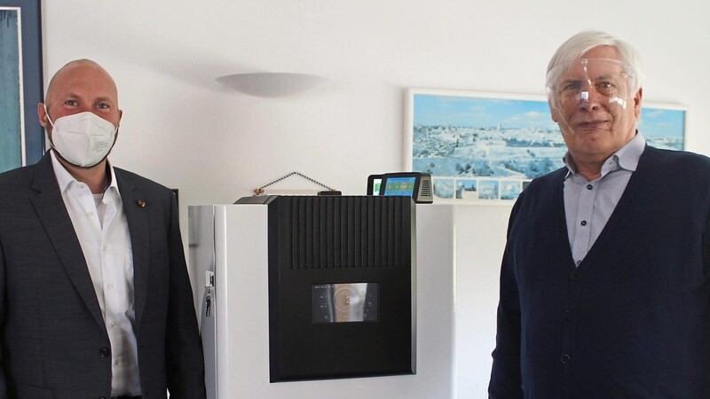Johannes Herrmann (rechts) und Christian Simmel mit einem der Luftreinigungsgeräte.