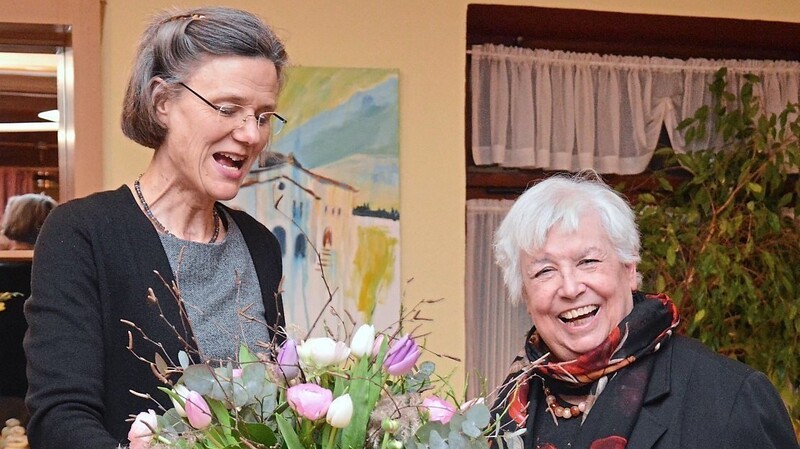 Von der neuen Vorsitzenden Dorothea Band (links) gab es Blumen für Daniela Eiden, die den Verein fast 20 Jahre geführt hat.