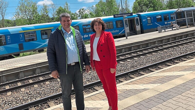 SPD-Landtagsabgeordnete Ruth Müller und Bürgermeister Peter Forstner haben die Hoffnung auf den Umbau des Bahnhofs nicht aufgegeben.