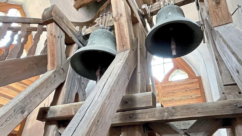 Der Glockenstuhl, den jeder Besucher auf dem Weg zur Plattform passiert. Die Glocken aus dem Jahr 1790 stammen aus der Pfarrkirche.
