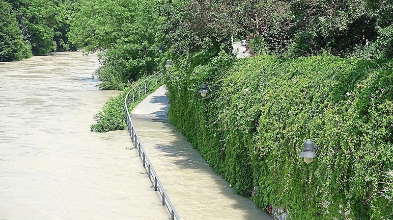 Einige Fußgängerüberführungen in Landshut sind zwar gesperrt. Dennoch gibt das Wasserwirtschaftsamt Entwarnung.