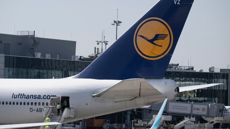 Eine Passagiermaschine der Lufthansa steht auf dem Vorfeld des Frankfurter Flughafens.