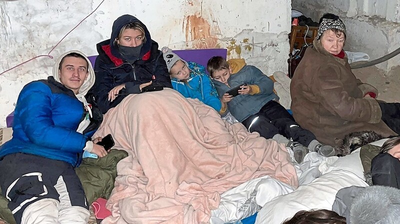 Zehn Tage suchte diese Familie etwa 40 Kilometer von der ukrainischen Hauptstadt entfernt vor den heranrückenden russischen Truppen Schutz in einem Keller, der ohne Licht und Wasserversorgung war.