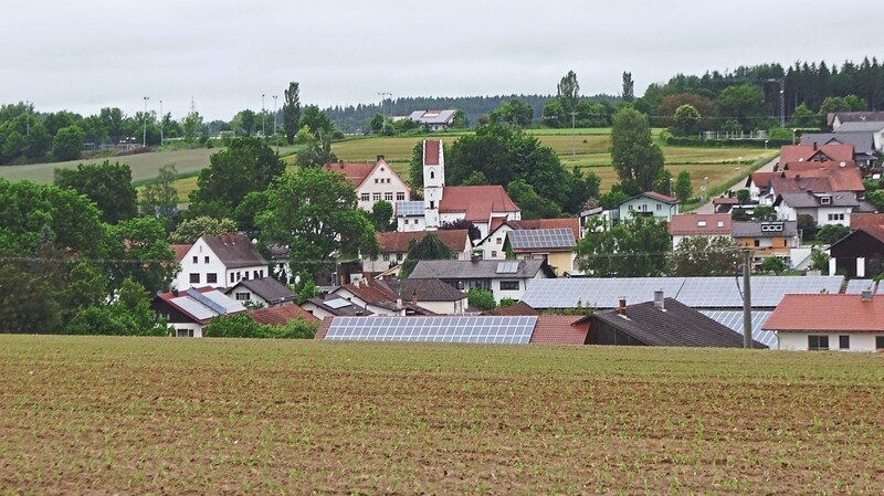 Auf der Anhöhe ist das Vereinsheim des TSV Haarbach zu sehen (hinten Mitte oberhalb der Kirche). Das Areal befindet sich ganz oben im Ort und ist deshalb besonders gut für einen Mobilfunkmasten geeignet.