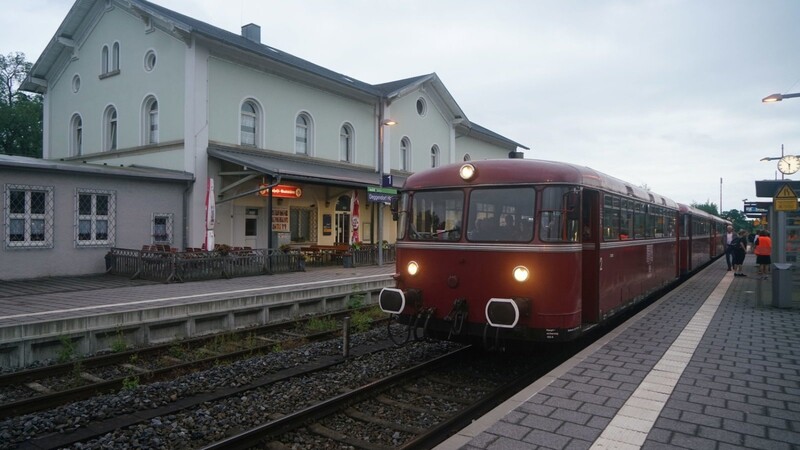 Kurz nach sechs ging es mit dem Schienenbus nach Bayerisch Eisenstein.
