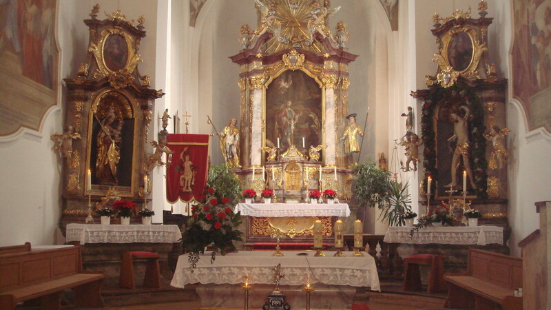 Altarraum der Pfarrkirche St. Tiburtius mit Blick auf den Seitenaltar des Hl. Sebastian sowie vor dem Altar des große Sebastiansreliquiar