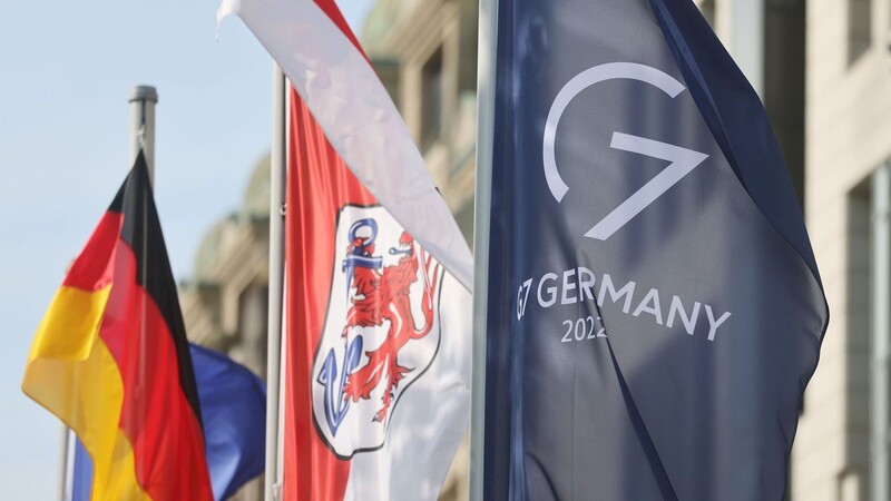 Eine Fahne mit dem G7-Logo flattert vor dem Tagungsort der Digitalministerkonferenz in Düsseldorf im Wind. Für das G7-Außenministertreffen in Schleswig-Holstein wurden bislang keine Demos angemeldet. (Symbolbild)