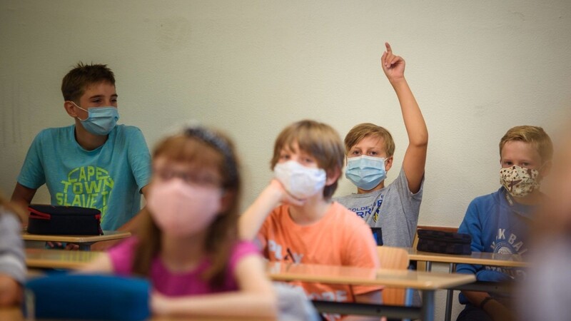 Schüler in Schleswig-Holstein tragen im Unterricht eine Maske. Auch in Bayern müssen die Kinder zum Schulstart in den Klassenzimmern eine Maske tragen.