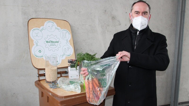 Wirtschaftsminister Hubert Aiwanger ist überzeugt vom ökologischen Fußabdruck der kompostierbaren Gemüse- und Obstbeutel.