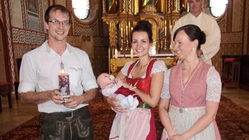 Die kleine Heidi Marie mit ihren Eltern und der Taufpatin