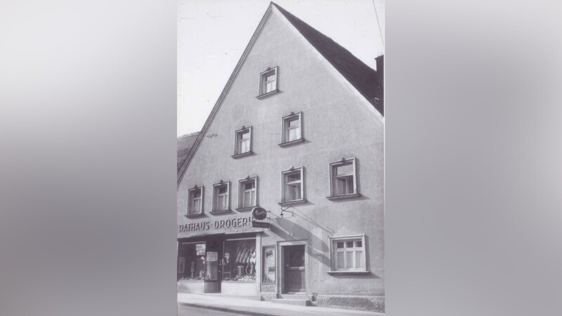 Das Gebäude beherbergte vor Jahrzehnten - damals noch mit einfachem Spitzgiebel - die "Rathaus-Drogerie".