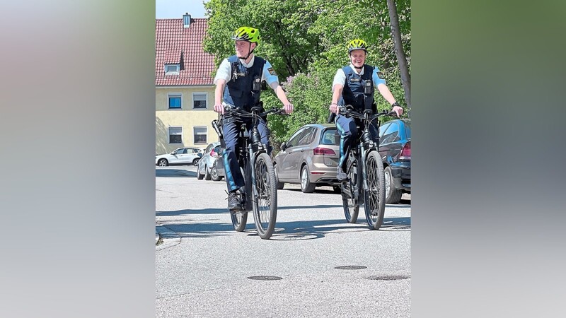 Polizeimeister Elias Wolfrum und Polizeikommissarin Kathrin Hiller sind am Samstag Streife gefahren - mit dem Rad.