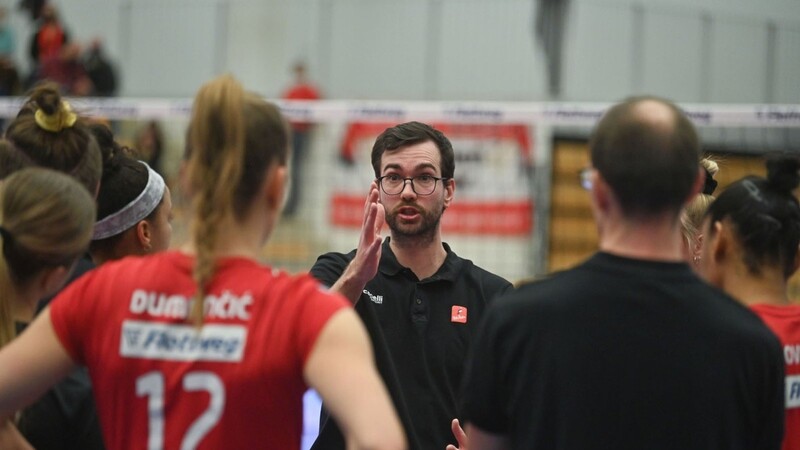 Rote-Raben-Trainer Florian Völker (M.) gibt den Vilsbiburger Volleyballerinnen die Richtung hinsichtlich der Playoffs vor.