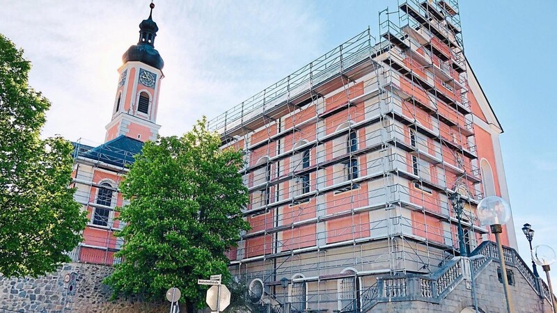 Ein trauriges Bild: Seit über eineinhalb Jahren ist die Stadtpfarrkirche infolge des verheerenden Hagelsturms zur Hälfte eingerüstet. Und noch immer kann nicht gesagt werden, wann mit einer Sanierung begonnen wird.