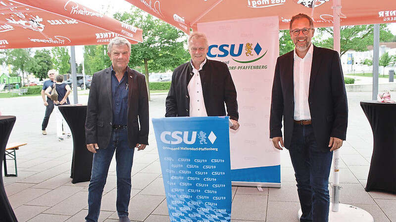 Beim diesjährigen Sommerempfang des CSU-Ortsverbandes: Ortsverbandsvorsitzender Axel Schieder, Referent MdB Alois Rainer, Bürgermeister Christian Dobmeier (von links)