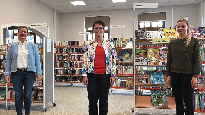 Maureen Sperling und Gertraud Stangl, Kulturreferentin bzw. Jugendreferentin des Stadtrats, informierten sich bei Leiterin Maria Pinsker über die Stadtbibliothek Mainburg.