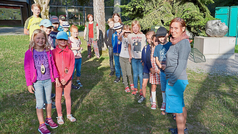 Die Teilnehmer am Kinder-Ferienprogramm im Tiergarten mit Christiane Baumann (vorne) und Michaela Gauderer (hinten).