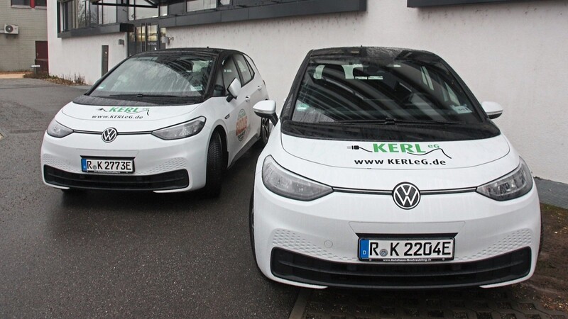Zwei neue VW ID.3 vor dem Landratsamt Regensburg. Insgesamt stellt der Landkreis den Gemeinden aktuell 15 Elektro-Fahrzeuge zur Verfügung.