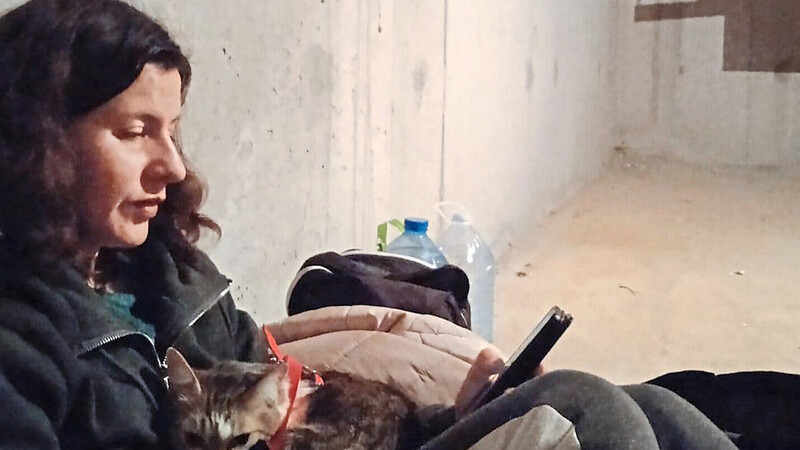 Luftangriffsalarm über Kiew: Marina Schlittenhardts Cousine Tanja sitzt mit ihrer Katze im Keller und harrt aus.