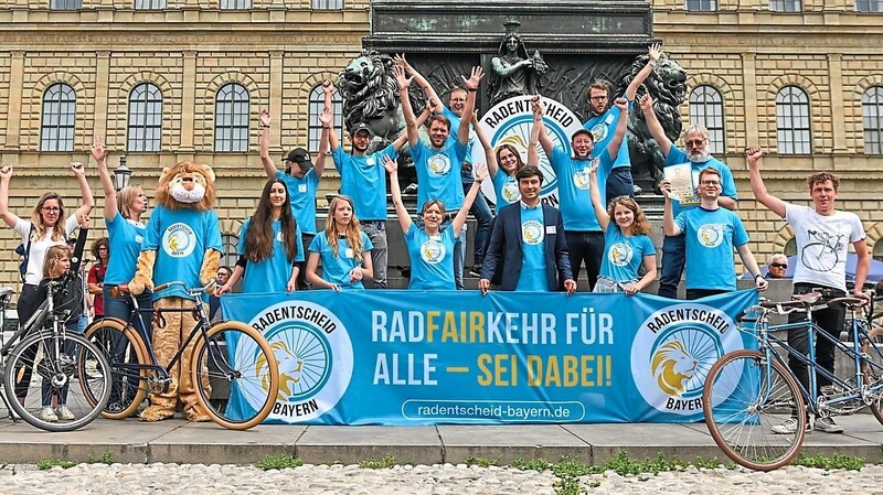 "Radfairkehr für alle" fordern Unterstützer des Volksbegehrens "Radentscheid Bayern" - die Anträge liegen schon bereit.
