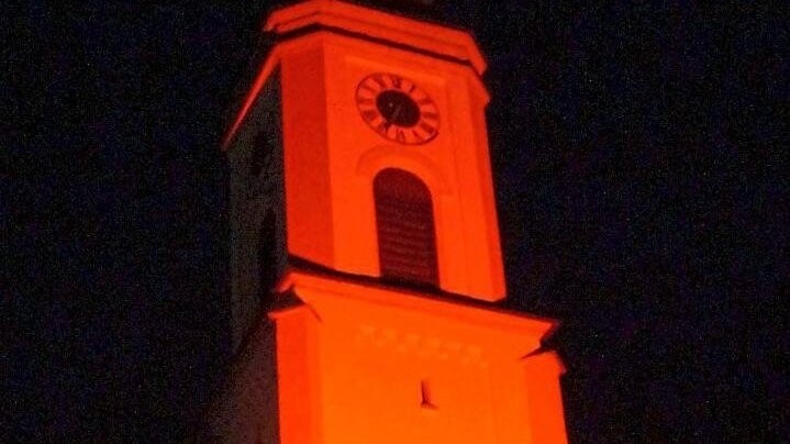 In der Pfarrei Lohberg wurde die Kirche erstmals am Mittwoch rot angestrahlt.