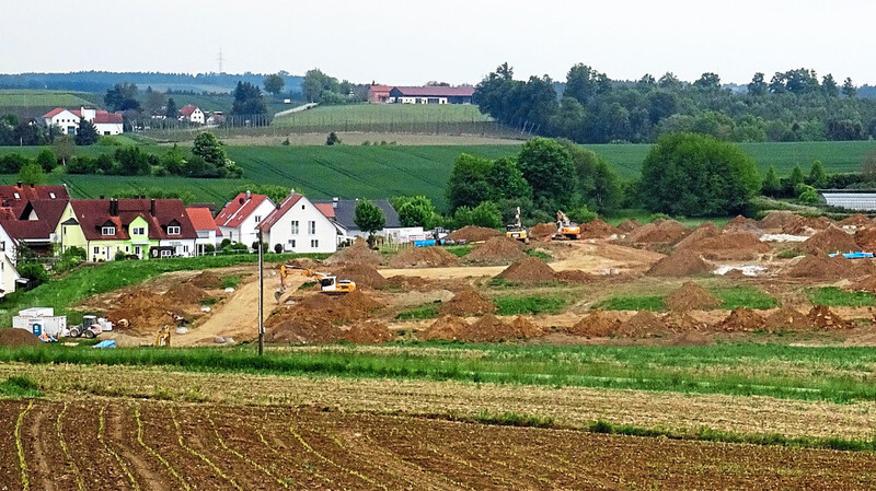 Das Neubaugebiet "Nord-West II" vergrößert die Siedlungsfläche des Marktes Nandlstadt erheblich, wie der Blick von der gegenüberliegenden Anhöhe deutlich zeigt.